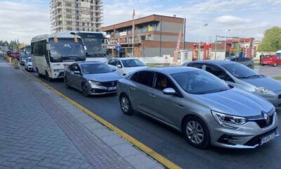 Okulun ilk günü uzun araç kuyrukları oluştu