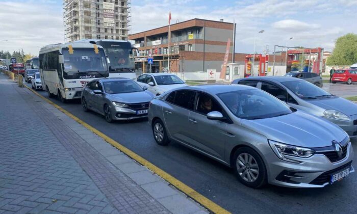 Okulun ilk günü uzun araç kuyrukları oluştu