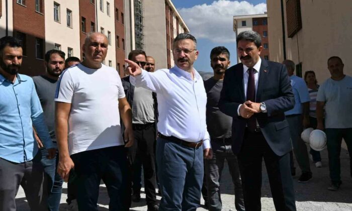 Vali Aksoy, Taptuk Emre Kız Öğrenci Yurdu inşaatında incelemelerde bulundu
