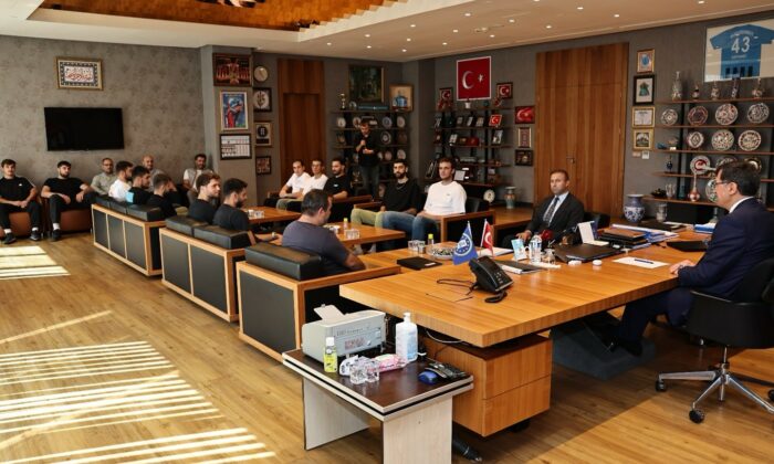 Başkan Kahveci, şampiyon basketbolcuları makamında ağırladı