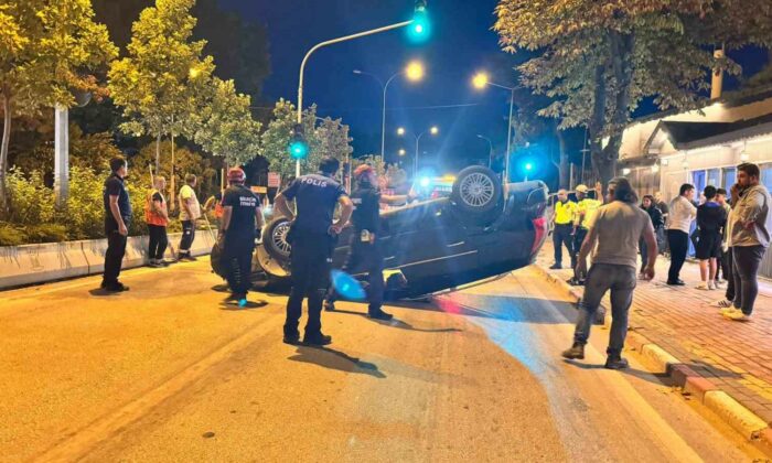 Orta refüje çarpan otomobil takla attı: 1 yaralı