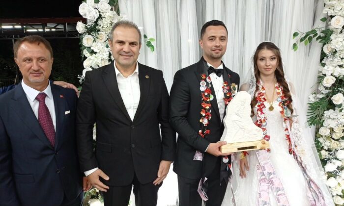 Başkan Dilsiz, genç çiftlerin mutluluğuna ortak oldu