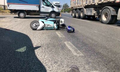 Kamyonetle çarpışmamak için manevra yapan motosiklet devrildi, 2 kişi yaralandı