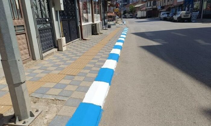 Pazaryeri kaldırımlarına mavi-beyaz dokunuş