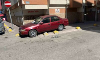 Kaldırıma park eden sürücüye apartman yöneticisinden notlu uyarı