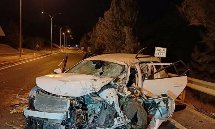 Yolcu otobüsüyle otomobil kafa kafaya çarpıştı: 1 ağır yaralı