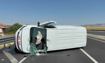 İlaç taşıyan araç bariyerlere çarparak devrildi