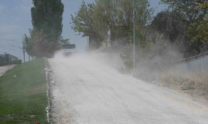 (ÖZEL) Baksan’daki alt yapı çalışmaları sonrası yollar toz duman
