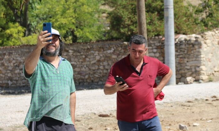 Kent merkezinin yakınındaki kırsal mahallede telefon ve internet çekmiyor