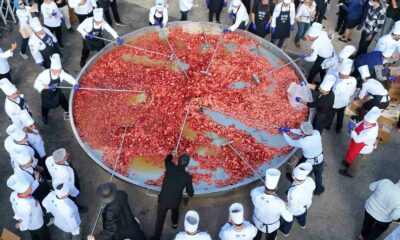 Bin 930 kiloluk dev sucuklu yumurta yaparak dünya rekoru kırdılar