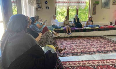Köy kadınlarından kitap okuma etkinliği