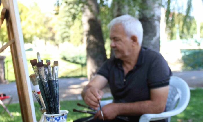 Ressamı şaşırtan karga