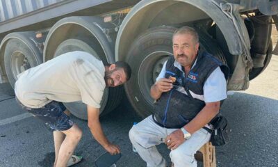 İki tır çarpıştı, şans eseri ezilen kabinden çıkan sürücüye diğer meslektaşı kurabiye ikram etti