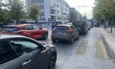 Okulun ilk günü uzun araç kuyrukları oluştu