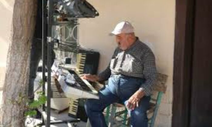 Hayatını adadığı orglarıyla her gün tek kişilik konser veriyor
