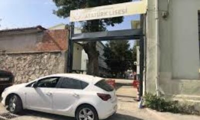 Kamyon kasasının takıldığı okul kapısında zarar oluştu