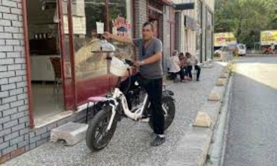 Elektrikli bisiklet ile servis yapan çaycı hem vakitten hem de maliyetten tasarruf ediyor