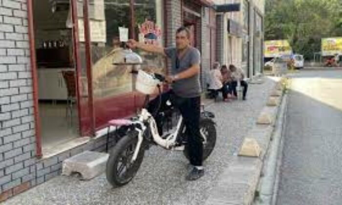 Elektrikli bisiklet ile servis yapan çaycı hem vakitten hem de maliyetten tasarruf ediyor