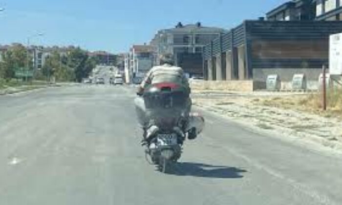 Kaskı kafasına değil motosikletin demirine taktı
