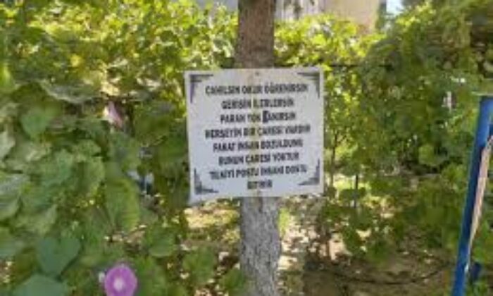 Bayram amcanın bahçeye yerleştirdiği özlü sözler dikkat çekiyor