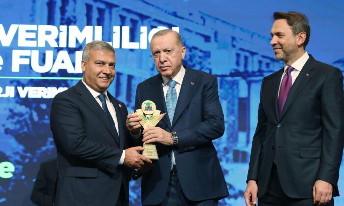 Ödülü Cumhurbaşkanı Erdoğan’ın elinden Aldı