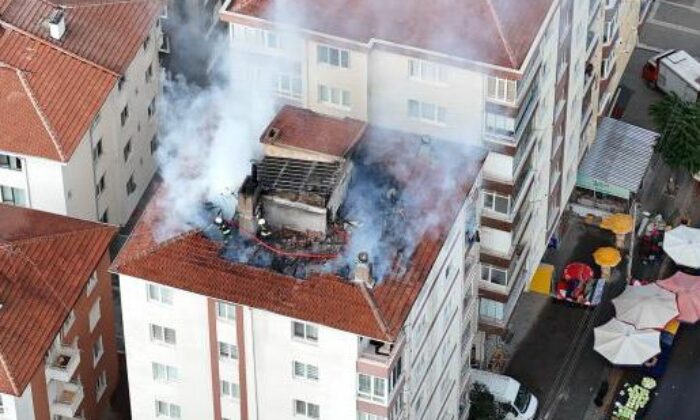 Eskişehir’de 7 katlı binanın çatısı alev alev yanarken onlar alışverişlerine devam etti