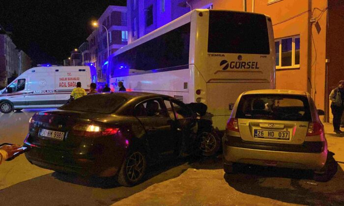 Kazaya karışan iki otomobil park halindeki otobüse çarptı: 1 yaralı