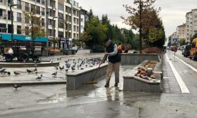 Hatboyu Caddesi’ni görevliler değil 63 yaşındaki vatandaş temizledi