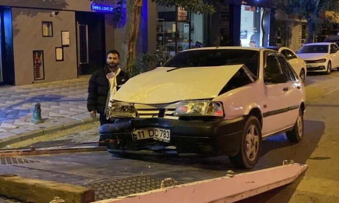 Kaza yapan alkollü ve ehliyetsiz sürücü hasarlı aracıyla poz verdi