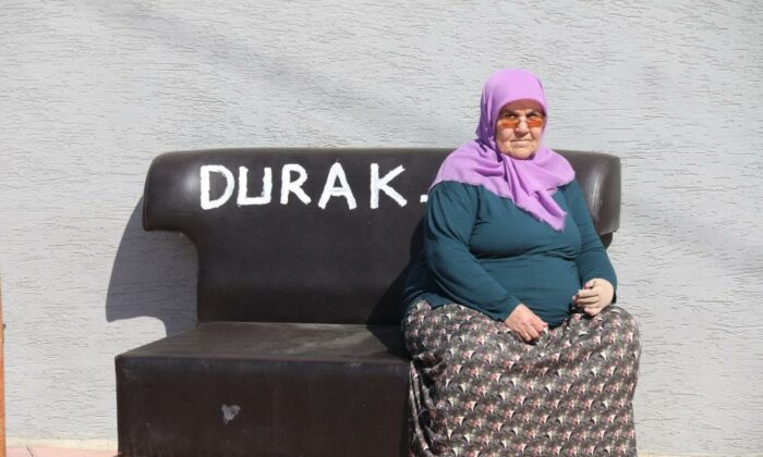 Belediyenin oturacak yer yapmadığı duraklara vatandaş evinden koltuk getirdi