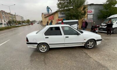 Çaldığı otomobilin patlayan lastiğine rağmen kilometrelerce polisten kaçtı, trafikteki araçlara çarptı