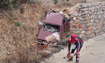 Kayganlaşan yolda lstinat duvarına çarpan otomobilde bulunan karı koca hayatını kaybetti