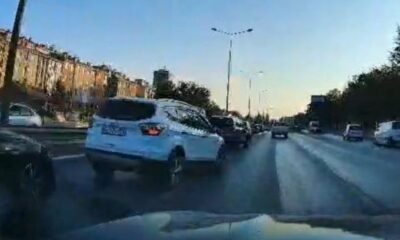 Kazadan dolayı yavaşlayan araca otomobilin arkadan çarpma anı kamerada