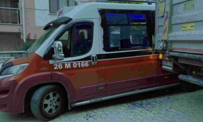 Tır ile minibüsün çarpıştığı kaza maddi hasarla atlatıldı