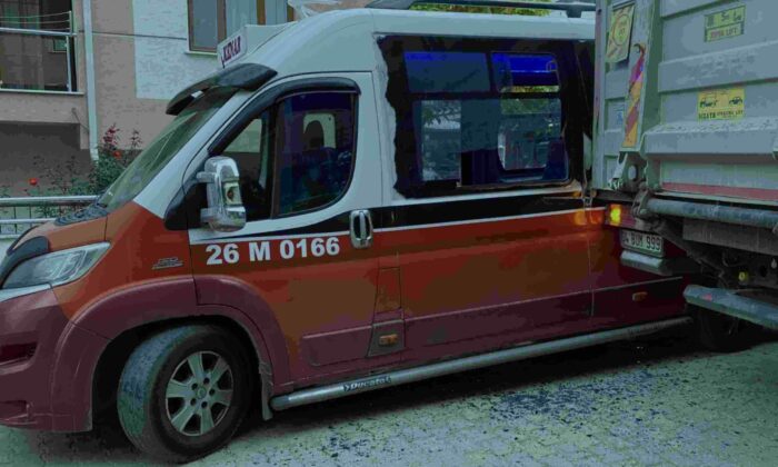 Tır ile minibüsün çarpıştığı kaza maddi hasarla atlatıldı