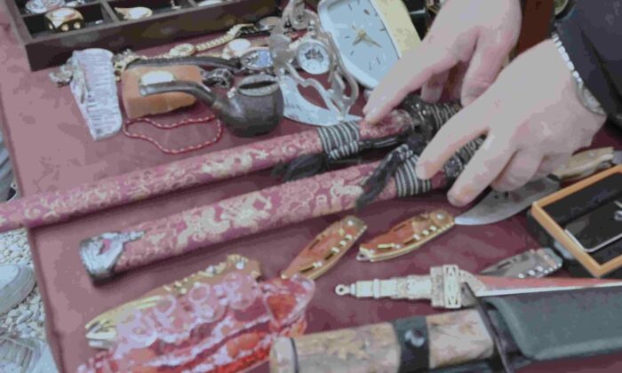 Japon kılıçlarından Osmanlı saatlerine birçok ürünün bulunduğu antika tezgahına yoğun ilgi