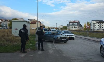 Otomobilin çarptığı 2 kişi yaralandı