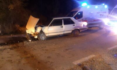 Kafa kafaya çarpışan otomobillerde 4 çocuk yaralandı