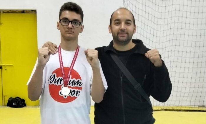Efe Carl Demirli’den kick boks branşında şampiyonluk