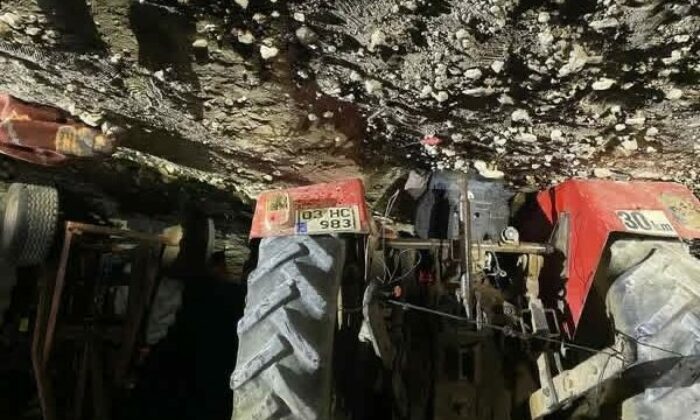 Devrilen traktörün altında kalan sürücü hayatını kaybetti