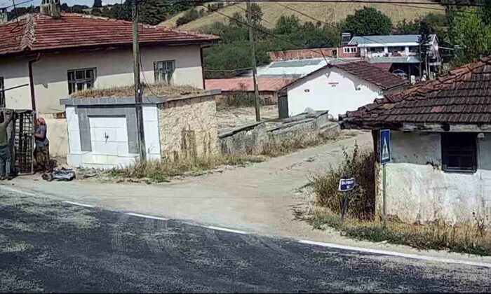 Hurdacılar köy meydanını çöplüğe çevirdi