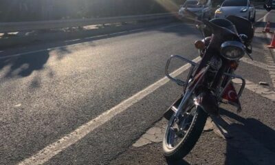 Hafif ticari araca çarpan motosikletin sürücüsü yaralandı