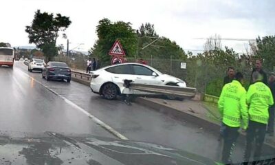 Kontrolden çıkan Tesla bariyere saplandı