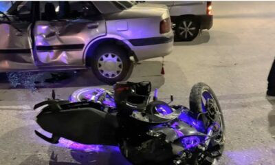 Emet’te motosiklet otomobile çarptı: 2 yaralı