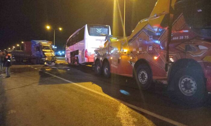 Bozüyük’te yolcu otobüsü ile tır çarpıştı: 20 yaralı