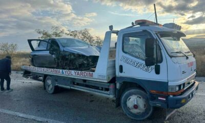 Refüje giren otomobilde 2 kişi yaralandı