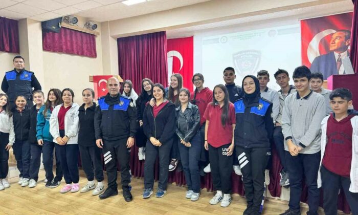 Polisten lise öğrencilerine eğitim