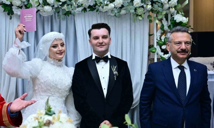 Vali Aksoy, dünyaevine giren polis çiftin mutluluğuna ortak oldu