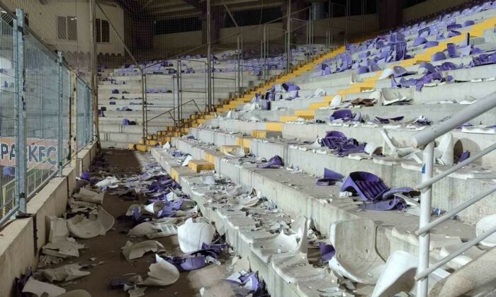 Afyonkarahisar’da olaylı maç, binlerce koltuğu söküp sahaya attılar