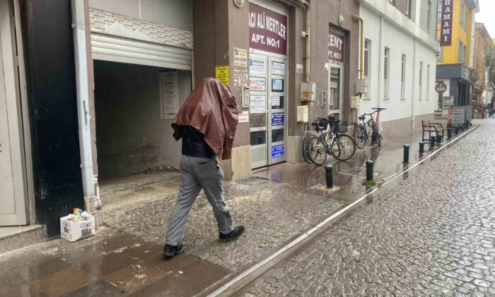 Eskişehir’de aniden bastıran yağış vatandaşlara zor anlar yaşattı